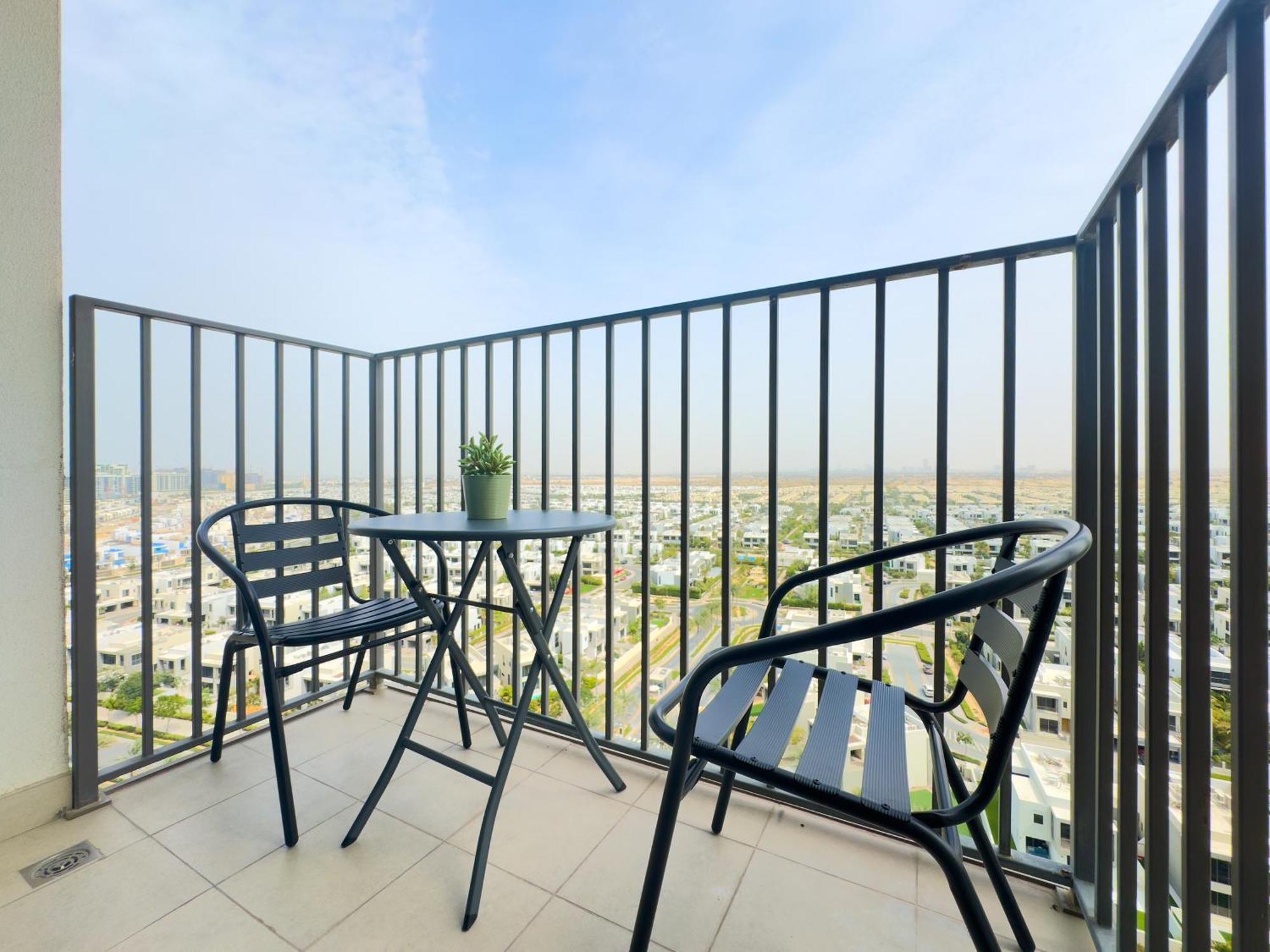 Bright & Trendy 2br In Collective, Hills Apartment